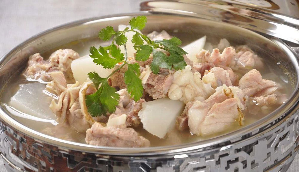 為什么做出來的羊肉湯會(huì)變黑？這可能和你的鍋具有很大關(guān)系